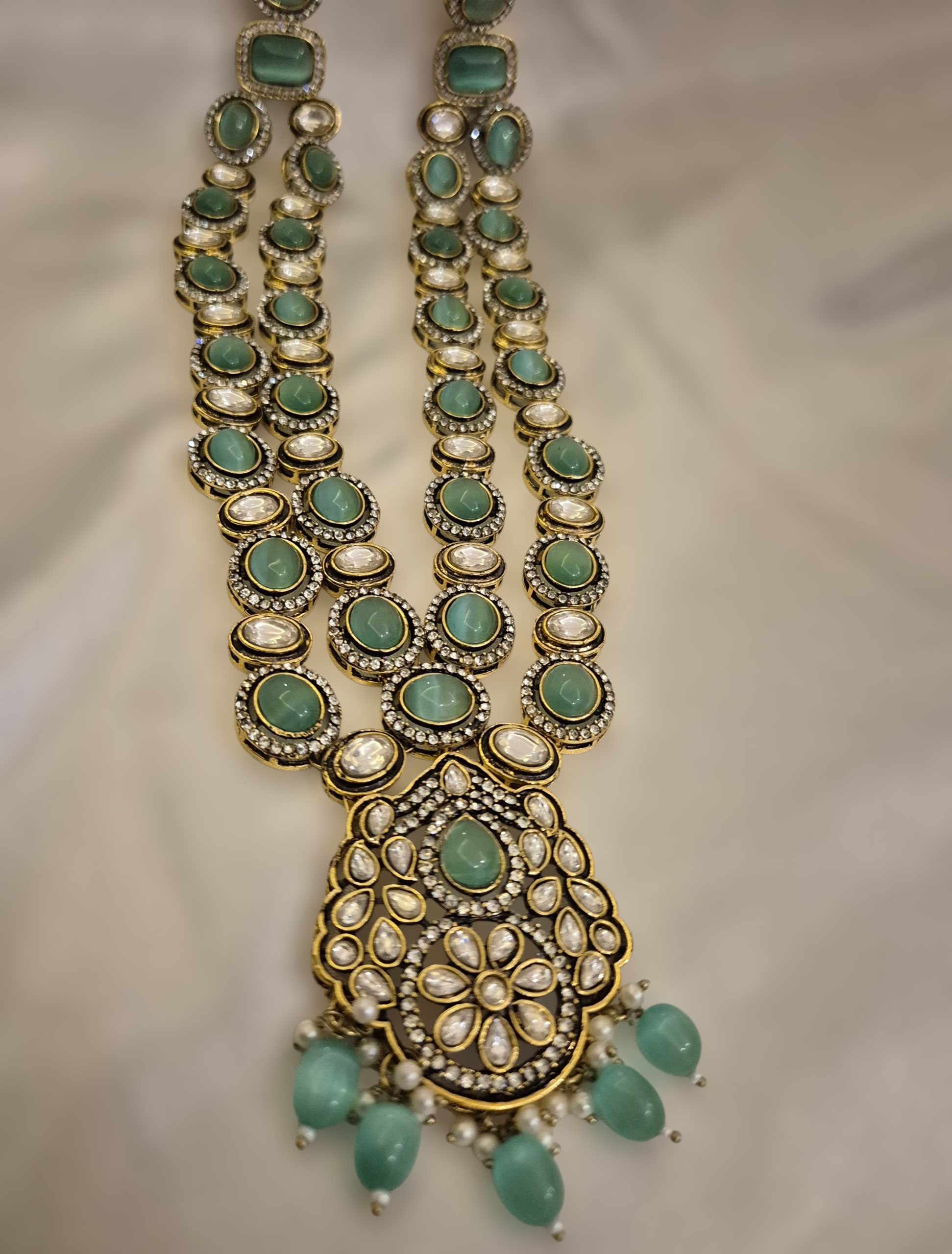 Hiraola's Product Image